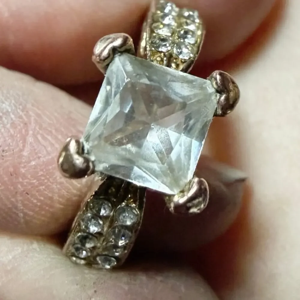 🧚🏻‍♀️ Vintage Style Statement Ring Size 7.5 Square Cut Gold Tone Distressed Look